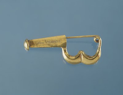 بروش بأسلوب بومبيان يخص كارولين مراد (ذهبي) بواسطة French School