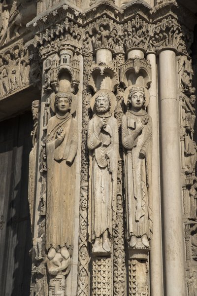 Cathedrale de Chartres ، تفاصيل الاندفاع الأيسر للخليج على يمين البوابة الملكية ، من اليسار إلى اليمين ، الملك ، Roland ، louis vii بواسطة المدرسة الفرنسية
