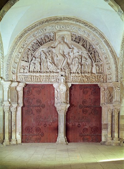 البوابة المركزية في Narthex لكنيسة Sainte-Madelaine ، مع راحة عيد العنصرة في الطبلة ، c.1150 بواسطة المدرسة الفرنسية