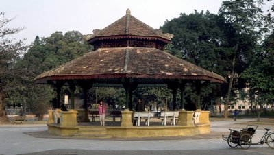 العمارة الاستعمارية في فيتنام: يحتوي Kiosk على موسيقى على طراز "الهند الصينية" ، تم بناؤه عام 1920 في ساحة Paul Bert في هانوي. حلت محل أول بناء معدني في عام 1889 ، بتكليف من شركة فرنسية. بواسطة المدرسة الفرنسية