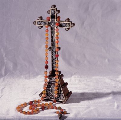 يقال أن الصليب والسبحة ينتميان إلى ماري ملكة اسكتلندا (1542-1587) بواسطة المدرسة الفرنسية