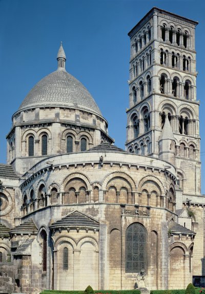 المنظر الخارجي للشيف مع الكنائس العبثية وبرج الجرس ، بني c.1125-1135 بواسطة المدرسة الفرنسية