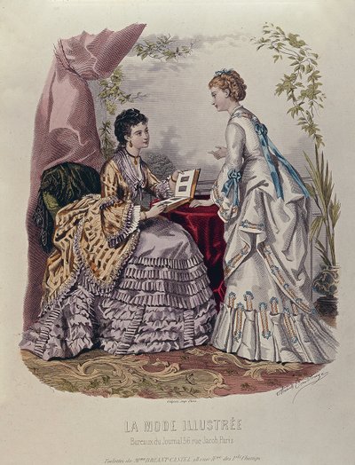 لوحة أزياء تظهر السيدات في فساتين مصممة من قبل Mme Breant-Castel وتنظر في ألبومات الصور ، 1872 بواسطة المدرسة الفرنسية
