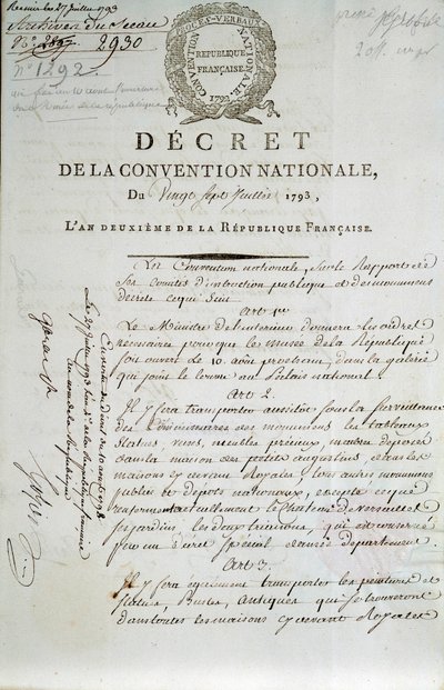 الصفحة الأولى من مرسوم المؤتمر الوطني بتاريخ 27-7-1793 بإنشاء قصر اللوفر كمتحف بواسطة المدرسة الفرنسية