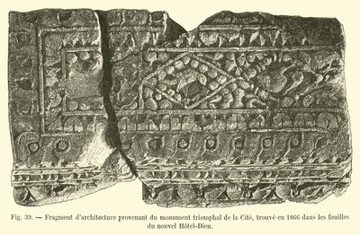 جزء من الهندسة المعمارية من النصب التذكاري للمدينة ، تم العثور عليه عام 1866 في حفريات فندق ديو الجديد بواسطة المدرسة الفرنسية