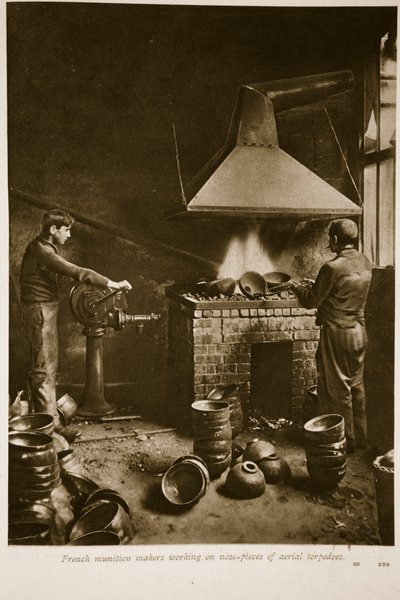 صانعي الذخيرة الفرنسيين يعملون على قطع الأنف من الطوربيدات الهوائية ، 1914-1919 بواسطة المدرسة الفرنسية