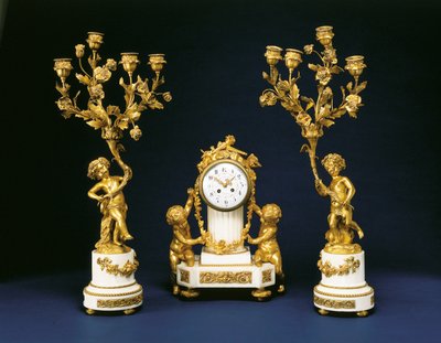 Garniture الذي تم بيعه بالتجزئة بواسطة Black و Starr و Frost يتكون من ساعة رف وزوج من الشمعدانات ذات الأربعة مصابيح ، حوالي 1875-1900 بواسطة المدرسة الفرنسية