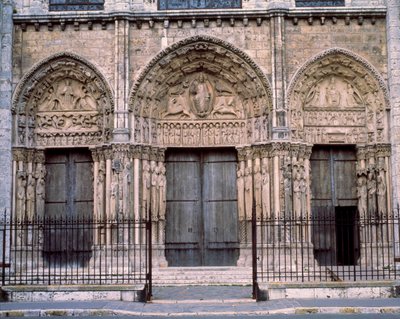 العمارة القوطية: بوابة ملكية أو بوابة كبيرة للواجهة الغربية. كاتدرائية نوتردام دي شارتر (أور ولوار). بواسطة المدرسة الفرنسية