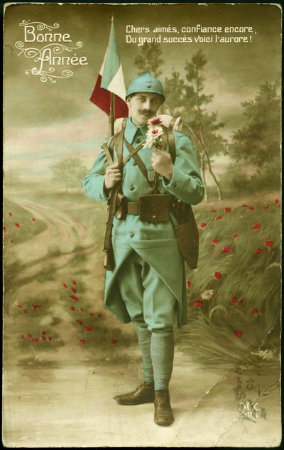 بطاقة بريدية تحية لعام 1916. جندي يحمل العلم الفرنسي بمسدس ويذبل رائحة باقة من الزهور في منظر طبيعي ريفي. بطاقة بريدية ملونة لرغبات عام 1916. بواسطة المدرسة الفرنسية