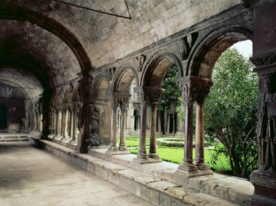 داخل الدير بواسطة المدرسة الفرنسية