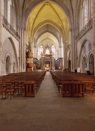 منظر داخلي لـ Cathedrale d'Angers (Maine et Loire) التي بنيت بين القرنين الثاني عشر والخامس عشر ، وتمثل المزيج المثالي بين الطراز الروماني والقوطي. بواسطة المدرسة الفرنسية