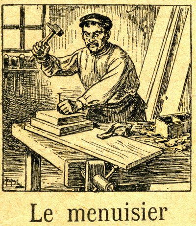 يقوم النجار بغرس طرف (مسمار) بمطرقة في مجموعة من الألواح على منضدته. نقش مقطعي (كتاب قراءة) حوالي عام 1920. بواسطة المدرسة الفرنسية