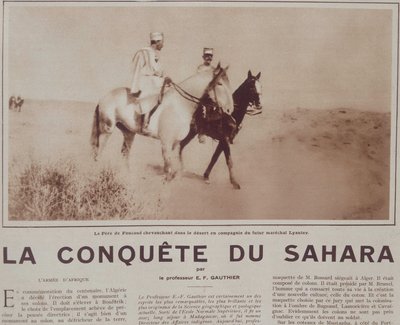 Le Pere Charles de Foucauld (1858-1916) يركب في الصحراء مع ماريشال المستقبل هوبير (لويس-هوبير-غونزالفي) ليوتي (1854-1934) - في "فو" ، ديسمبر 1929 بواسطة المدرسة الفرنسية