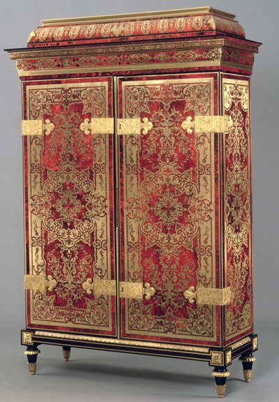 Louis XIV Armoire ، c.1710 (ذبلية حمراء مع ترصيع نحاسي) بواسطة French School