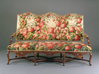 Louis XIV Canape ، c.1710 (الجوز والنسيج المنحوت) (انظر أيضًا 220170) بواسطة المدرسة الفرنسية