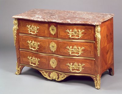 كومود لويس الخامس عشر بقلم فرانسوا غارنييه c.1730 (ormolu and marquetery on tulipwood) بواسطة المدرسة الفرنسية