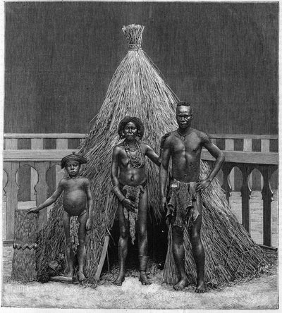 عرض رجل وامرأة وطفل من الفرقة الأنغولية في باريس خلال المعرض العالمي لعام 1889 (حديقة الحيوانات البشرية). بواسطة المدرسة الفرنسية