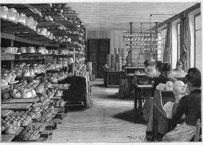 صنع عرائس مونتروي عام 1888. غرفة لتجفيف رؤوس الدمى قبل الطهي و decoupage للعيون. بواسطة المدرسة الفرنسية