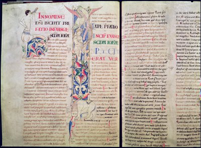 السيدة 1215 t.4 f.56v الأولي التاريخي H الذي يصور القنطور والأولي المؤرخ المؤرخ I يصور نسر القديس يوحنا إسكات الزنديق آريوس ، من إنجيل القديس يوحنا ، الكتاب المقدس للقديس إتيان هار بواسطة المدرسة الفرنسية