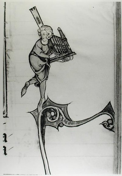 السيدة Fr 95 fol.273 موسيقار يعزف عضوًا نقديًا ، من lHistoire de Merlin ، c.1280-90 بواسطة المدرسة الفرنسية