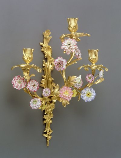 واحد من زوج من مصابيح الحائط ثلاثية الفروع من لويس الخامس عشر ، c1750 (بورسلين أورمولو وفينسينز) بواسطة المدرسة الفرنسية