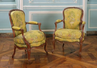 زوج من الكراسي بذراعين لويس الخامس عشر ، 1723-74 (خشب) بواسطة French School