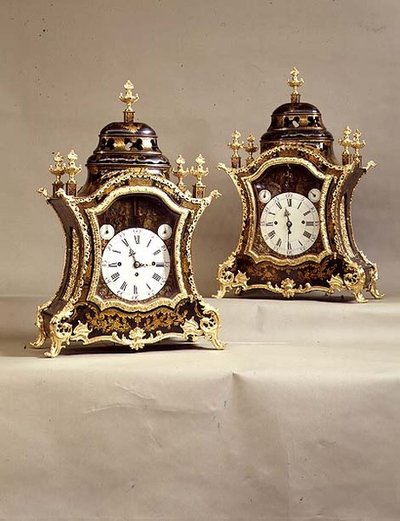 زوج من الساعات مع حوامل Ormolu ، حركة من قبل Charles Cabrier ، أوائل القرن الثامن عشر (ورنيش و Ormolu) بواسطة المدرسة الفرنسية