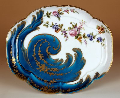 صحن "هيبيرت" من بورسلين حلزوني ناعم مصنوع من فينسينز. 1755 باريس. متحف اللوفر بواسطة المدرسة الفرنسية