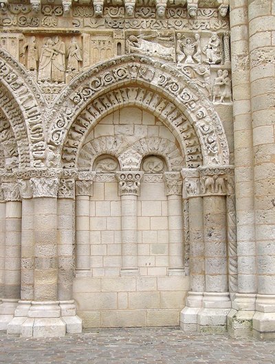 بوابة من الواجهة الغربية بواسطة المدرسة الفرنسية