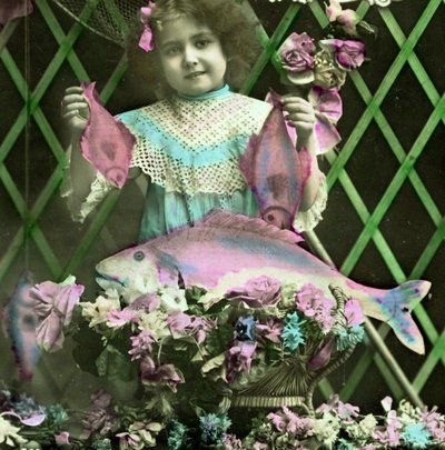 صورة لفتاة تحمل سمكة c.1898 (صورة ملونة يدوياً) بواسطة المدرسة الفرنسية