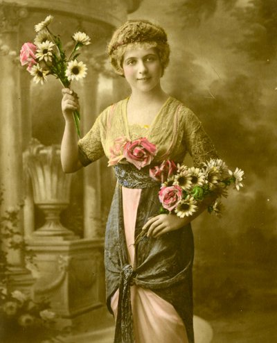 صورة لامرأة تحمل باقة من الزهور c.1898 (صورة ملونة يدويًا) بواسطة المدرسة الفرنسية