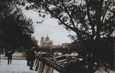 بطاقة بريدية تصور Bouquinistes على طول Quai de la Tournelle ، باريس ، حوالي 1930-40 بواسطة المدرسة الفرنسية