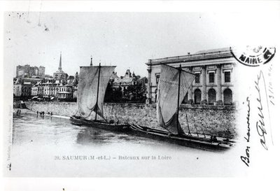 بطاقة بريدية تصور المراكب على نهر لوار في سومور بفرنسا قبل عام 1914 (صورة بالأبيض والأسود) بواسطة المدرسة الفرنسية