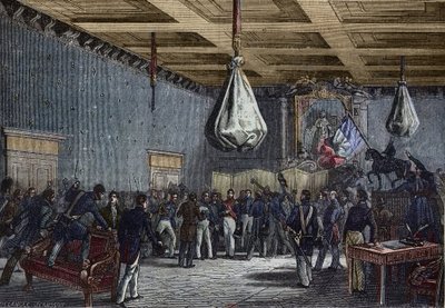 تلاوة خطاب مجلس النواب في فندق دو فيل ، باريس في 31 يوليو 1830 - لويس فيليب (1773-1850) ، ملك فرنسا (1830-48) ؛ أعلن مجلس النواب ملكًا ، وعرض العرش مقابل تقييد السلطات ؛ التالية بواسطة المدرسة الفرنسية
