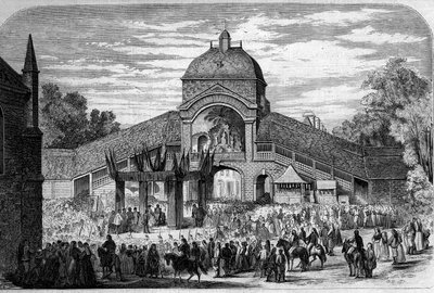 احتفال ديني - 15 أغسطس 1858: قداس الافتتاح سيليبري عند مذبح بيليرين للقديسة آن دوراي (موربيهان ، 56) ، في حضور نابليون الثالث (1808-1873) و Impress Eugenie (1826-1920) - نقش في "Th بواسطة المدرسة الفرنسية