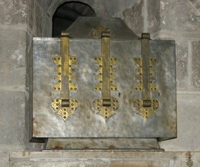 مسكن يحتوي على بقايا القديس بينوا ، وُضع في سرداب عام 1108 (معدن) بواسطة المدرسة الفرنسية