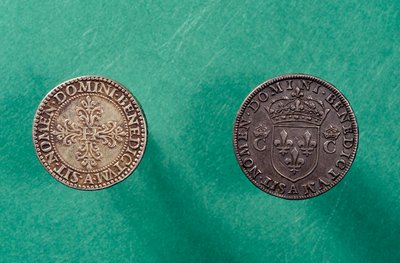العملات المعكوسة: في الأسفل ، عملة فضية نصف فرنك مع دمية هنري الثالث (1551-1589) ملك فرنسا بواسطة المدرسة الفرنسية