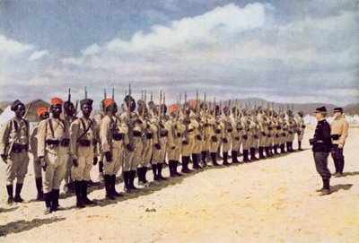 مشاة سنغالي على الشاطئ في فريوس (بعد صورة ملونة) ، 1915 بواسطة المدرسة الفرنسية