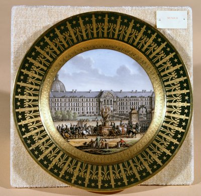 صفيحة سيفر تصور وصول سيف فريدريك الثاني (1712-1786) العظيم ، إلى فندق ديس إنفاليدز (بورسلين) بواسطة المدرسة الفرنسية