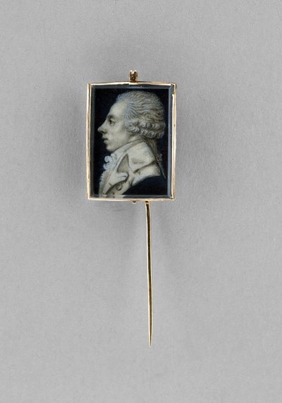 Stickpin with Portrait of a Man, c.1780 (watercolor on ivory, gesso, vellum, 23k gold, hair & glass) بواسطة المدرسة الفرنسية