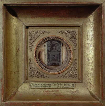 شعر نابليون بونابرت (1769-1821) وشريط الحداد للكونتيسة برتراند بواسطة المدرسة الفرنسية