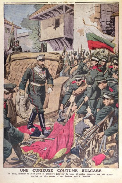 القيصر فرديناند الأول (1861-1948) البلغاري يمشي فوق الأعلام التي تم التقاطها خلال حرب البلقان عام 1912 ، نوفمبر 1912 بواسطة المدرسة الفرنسية