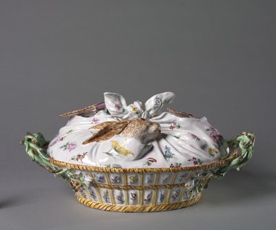 Tureen على شكل سلة ألعاب ، الشركة المصنعة Sceaux Factory ، حوالي عام 1755 (خزف مزجج بالقصدير (قيشاني) مع زخرفة بالمينا) بواسطة المدرسة الفرنسية