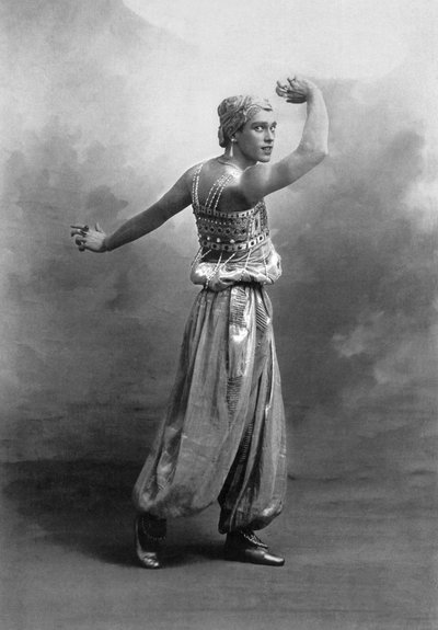فاسلاف نيجينسكي (1890-1950) راقص روسي من أصول بولندية هنا في باليه شهرزاد بواسطة المدرسة الفرنسية