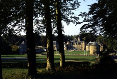 بدأ منظر Château de la Bourbansais في عام 1583 ، وأعيد تصميمه في القرن السابع عشر. بليوغوينوك. إيل وفلين (35). بواسطة المدرسة الفرنسية