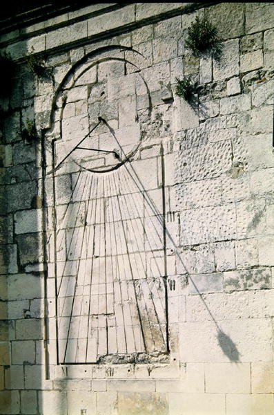 منظر مزولة على واجهة فندق de Ville ، c.1544 بواسطة المدرسة الفرنسية