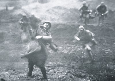 WWI French soldier hit by gunfire during an advance on the Western Front بواسطة المدرسة الفرنسية