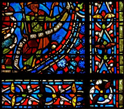نافذة w9 تصور الفرعون وهو يحمل شريطًا مع الكلمات I Clement of Chartres صنع هذه النافذة (في نافذة جوزيف) بواسطة المدرسة الفرنسية
