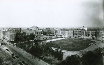 حرم جامعة كولومبيا من الجنوب الغربي ، مدينة نيويورك ، 1910 بواسطة جي بي هول وابنه