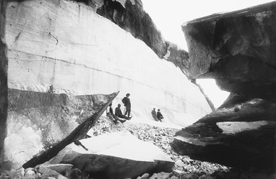 Some men sitting along the walls of a marble quarry, in the Apuan Alps (b/w photo) بواسطة G. أرماني